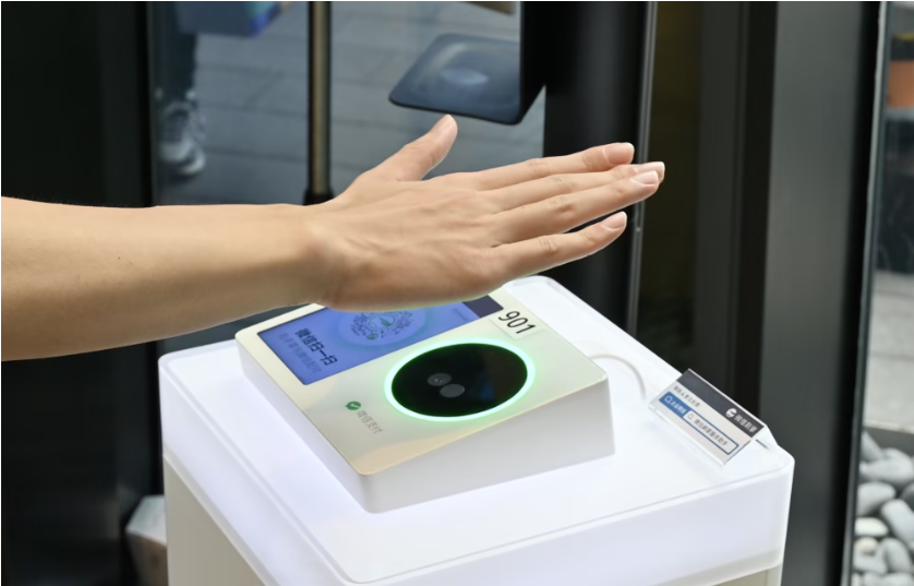 便利な手のひら決済に「わぁ～」と一斉に驚きの声