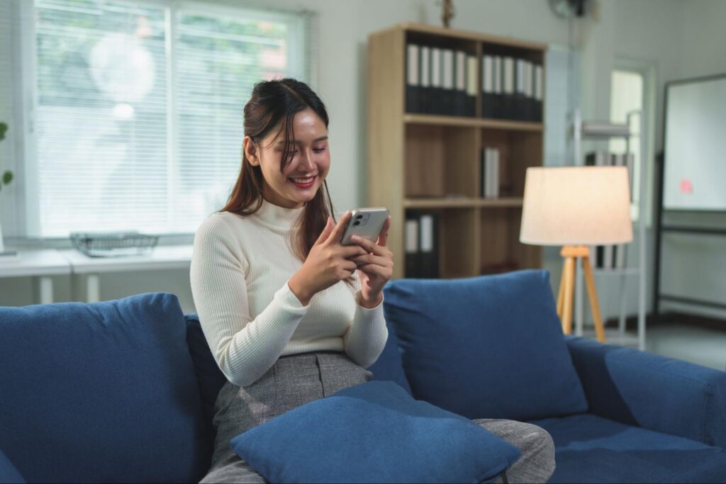 SNSを楽しむ女性